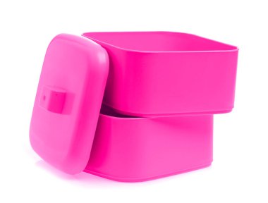 Beyaz arkaplanda izole edilmiş pembe plastik tiffin taşıyıcısı