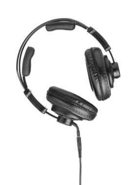 Beyaz arkaplanda izole kulaklıklar