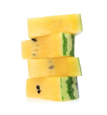 Beyaz arkaplanda izole edilmiş sarı karpuz dilimi