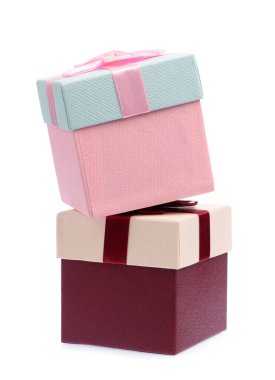 Beyaz arkaplanda izole edilmiş kurdeleli hediye kutusu 