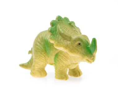 Plastikten yapılmış triceratops. Dinazor oyuncağı beyazda izole edilmiş 