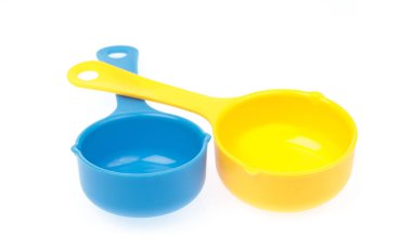 Beyaz arkaplanda izole edilmiş plastik kepçe