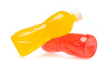 Beyaz arkaplanda izole edilmiş şişe suyu