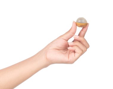 Beyaz arka plan üzerinde izole taze longan tutan el
