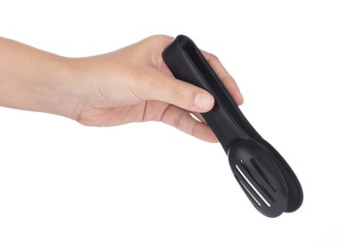 El ele tutuşan Silikon Gıda Tong beyaz arka planda izole