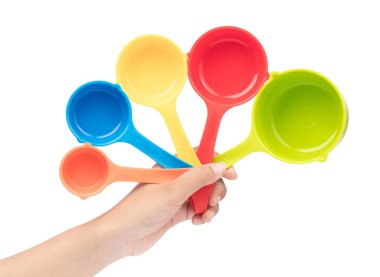 Beyaz torbaya izole edilmiş plastik çatal bıçak seti.