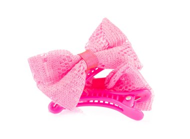 Pembe saç yayı beyaz arkaplanda izole edilmiş.