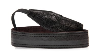 Kamera kayışı beyaz arkaplanda izole edildi