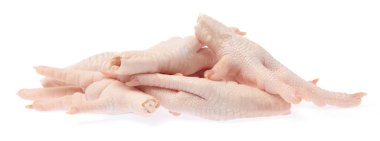 Beyaz arka planda çiğ tavuk ayağı izole