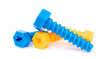 Beyaz arkaplanda izole edilmiş plastik cıvatalar veya fındıklar
