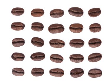 kavrulmuş kahve çekirdekleri beyaz arka plan üzerinde izole topluluğu