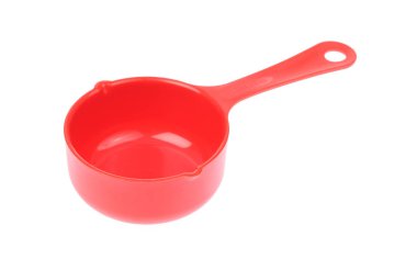 Kırmızı plastik kepçe beyaz arkaplanda izole