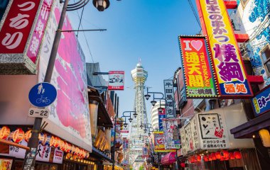 Osaka, Japonya - 10 Mayıs 2018: Tsutenkaku Kulesi bir n sembolüdür