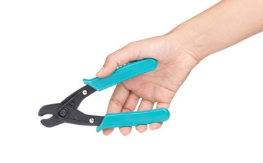 Beyaz arkaplanda kesik bakır pense var.