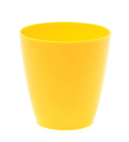 白色背景的空黄色塑料玻璃杯 — 图库照片