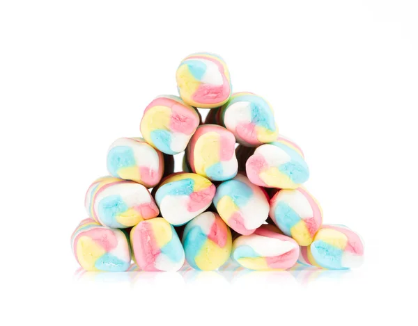 Pilha de marshmallows coloridos isolados no fundo branco — Fotografia de Stock