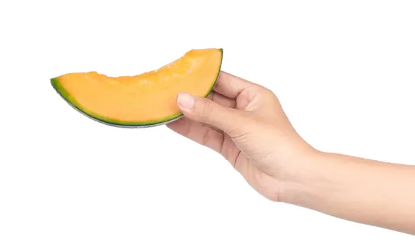 Mão segurando Sliced melão cantaloupe isolado no branco Backgroun — Fotografia de Stock