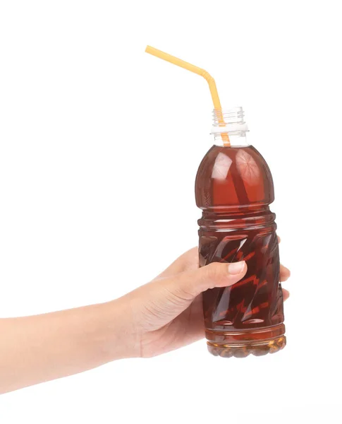 Mano sosteniendo té en botella de plástico aislado sobre fondo blanco — Foto de Stock