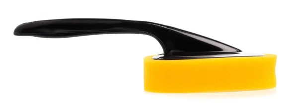 Желтая губка с черной пластиковой ручкой изолированы на белом спинке — стоковое фото