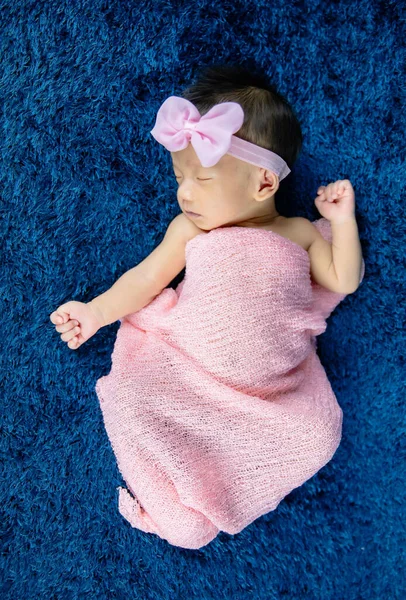 Nouveau-né bébé mignon bébé sur fond de tapis shag laine — Photo