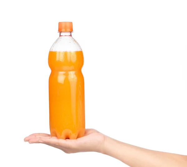 Mão segurando suco de laranja em garrafa isolada no fundo branco — Fotografia de Stock