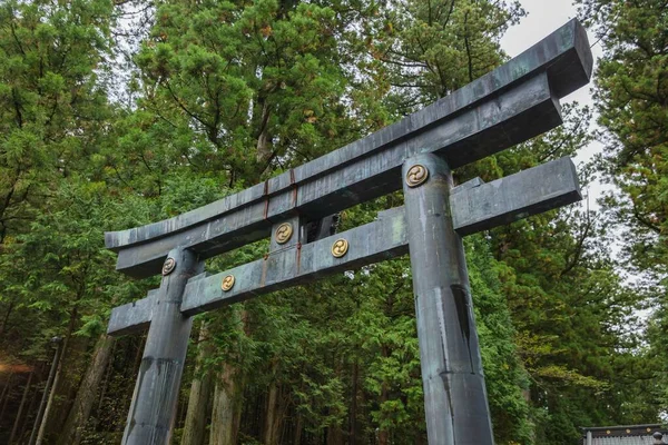 O portão Torii na entrada do Santuário Nikko Toshogu — Fotografia de Stock