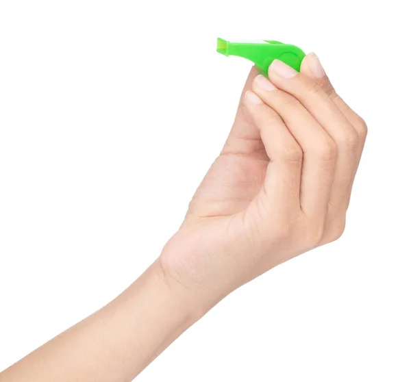 Mână care ține fluierul verde izolat pe fundal alb — Fotografie, imagine de stoc