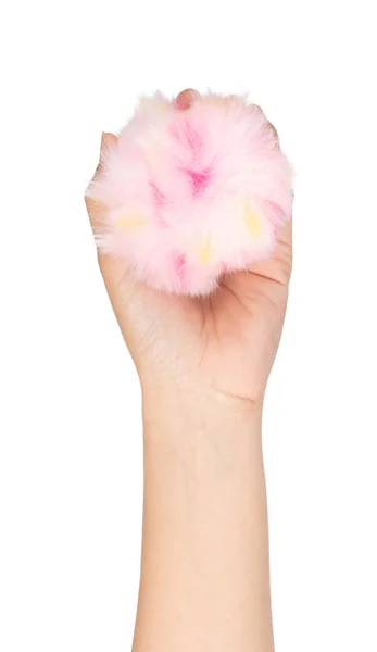 Ruka drží růžové Fur koule izolované na bílém pozadí — Stock fotografie