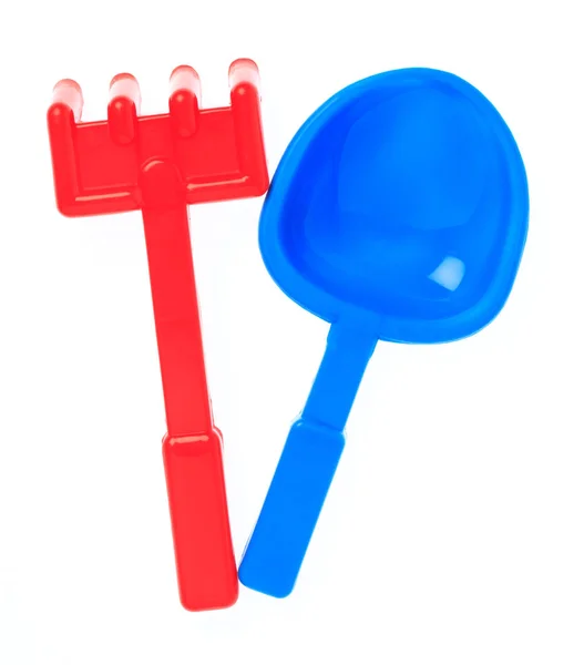 Blå hoe och röd spade för leksak isolerad på en vit bakgrund. — Stockfoto