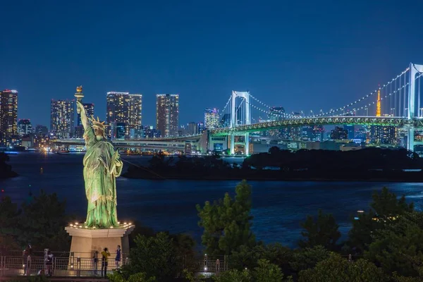 JAPON - 20 octobre 2016 : Statue de la Liberté avec pont arc-en-ciel — Photo