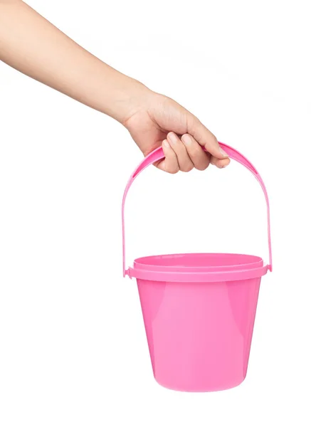 Ручная держа розовое пластиковое ведро для воды изолированы на белом bac — стоковое фото
