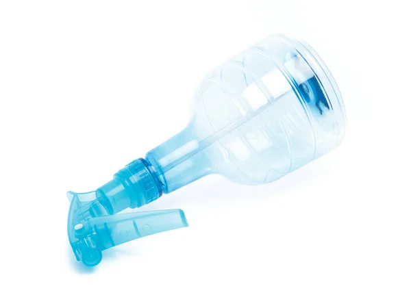 Синя пластикова пляшка може обприскувати пістолет. Об'єкт ізольовано на білому b — стокове фото