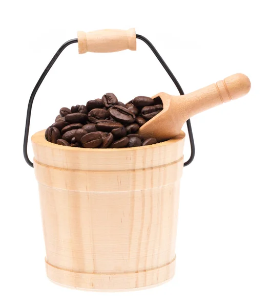 Дерев'яна оболонка і соломинка зі смаженими кавовими зернами ізольовані на білому — стокове фото