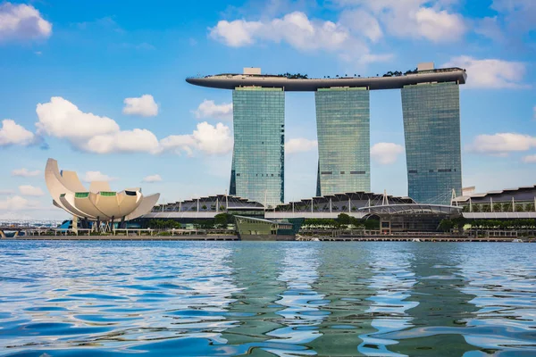 SINGAPUR - 19 DE FEBRERO DE 2017: Marina Bay es un hito de Singapo —  Fotos de Stock