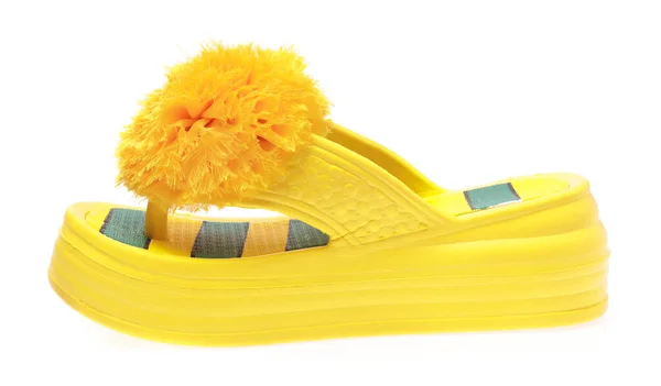 Sandales jaunes décorées par des pompons à billes isolés sur un bac blanc — Photo