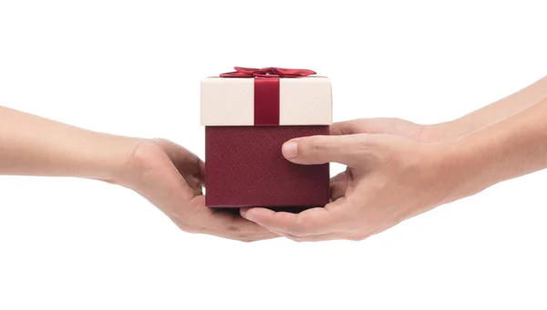 La mano de la mujer dando caja de regalo al hombre aislado sobre fondo blanco —  Fotos de Stock