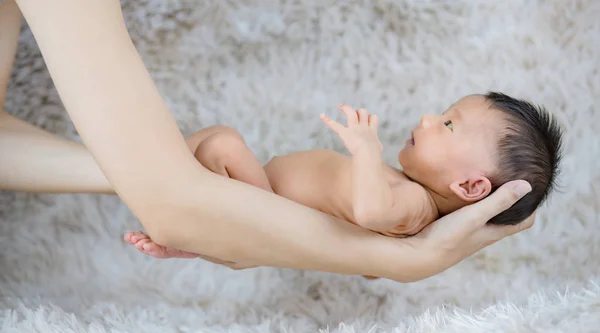 Newborn baby wake up on mother hands. — 图库照片