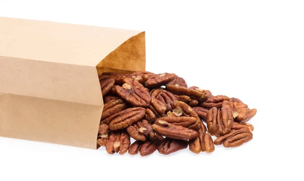 Pecannötter i papperspåse isolerad på vit bakgrund — Stockfoto