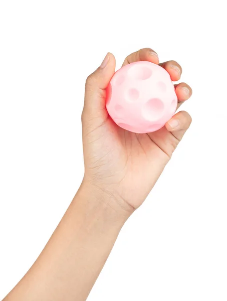 Mão segurando brinquedo bola de borracha rosa isolado no fundo branco — Fotografia de Stock