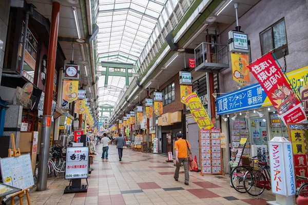 Osaka, Japan - 17 april 2015: Tenjinbashi-suji Shopping Street c — Stockfoto