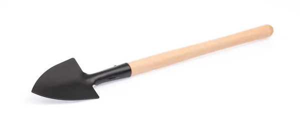 Стальная лопата с деревянной ручкой на белом фоне — стоковое фото