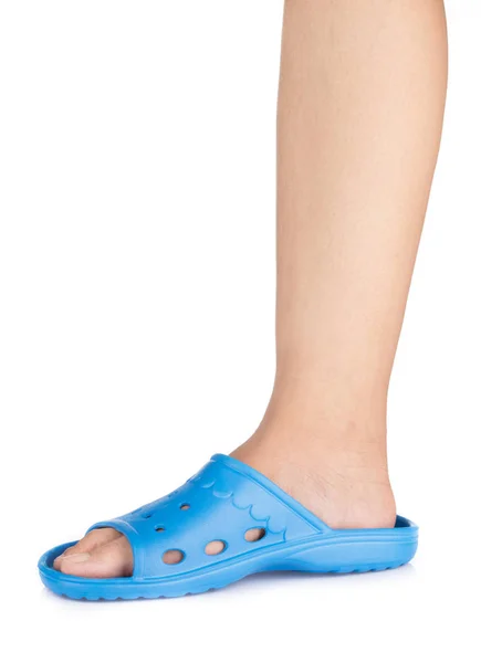 Femme pieds portant belle sandale bleue isolé sur fond blanc — Photo