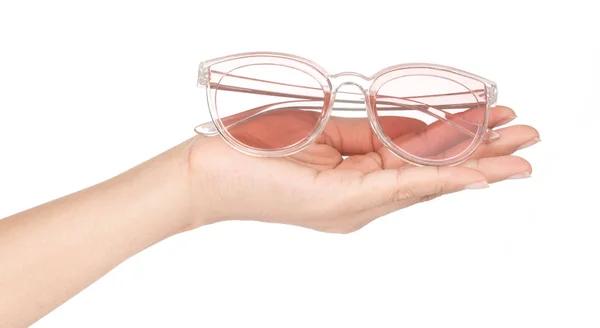 Main tenant des lunettes de soleil roses sur fond blanc — Photo