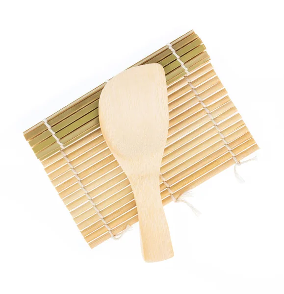 Sushi Bamboo gördülő matrac lapáttal elszigetelt fehér backgroun — Stock Fotó