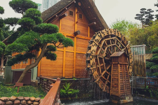 Водяне колесо і сад в Чі Лін Нуннері і Нан Ліан Гарден., — стокове фото