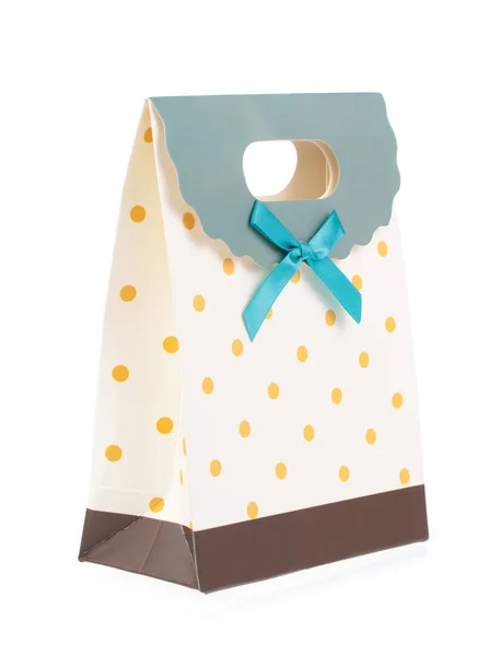 Bolsa de papel artesanal de regalo con lazos verdes, cinta aislada en blanco b —  Fotos de Stock