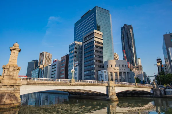 Osaka, Japan - 14 maj 2018: Utsikt över byggnader i Osaka Naniwa B — Stockfoto