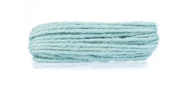 Hilado de lana verde aislado sobre fondo blanco — Foto de Stock