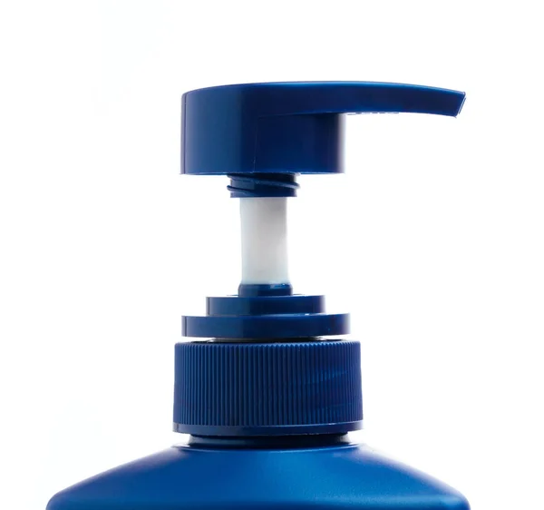 Shampooing bouteille en plastique bleu isolé sur fond blanc — Photo