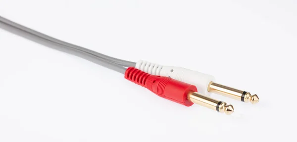 Cable de audio estéreo de dos conectores aislado sobre fondo blanco — Foto de Stock